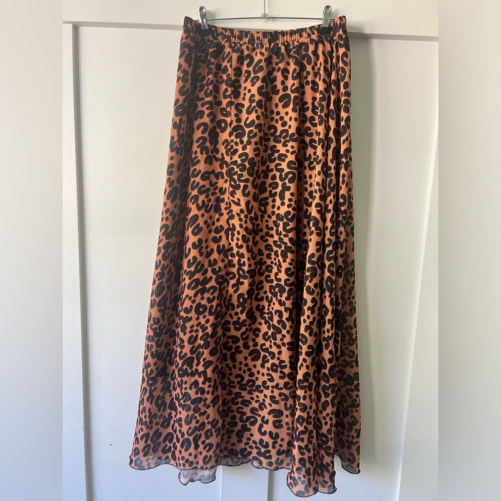 Elastic waist band. Super flattering. Dress it up or down!